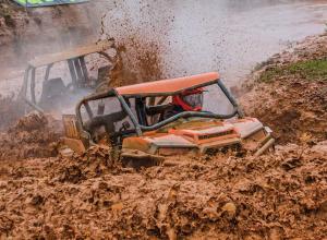 event.2017.highlifter-mud-nationals.side-x-side.racing.through-mud.jpg